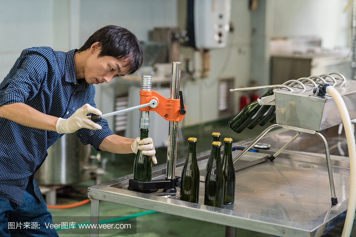 釀造大師裝瓶他的產品在一個小批量工藝啤酒啤酒廠